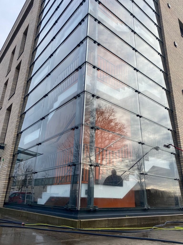 Moderne Glasfassade eines gewerblich genutzten Gebäudes in Hamburg